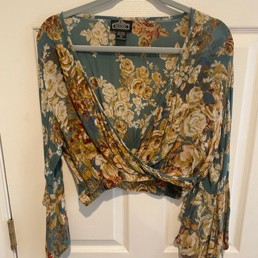 NEVER WORN long sleeve crop top size medium
